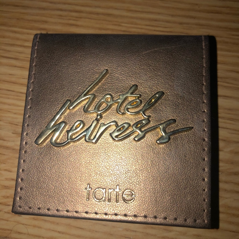 Tarte “Hotel Heirness” matte bronzer